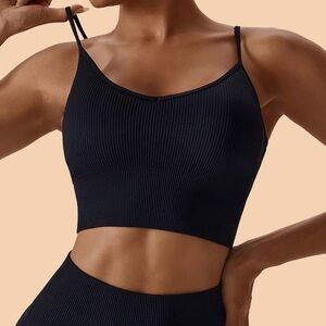 Sports bra/Crop top with open, detailed back
